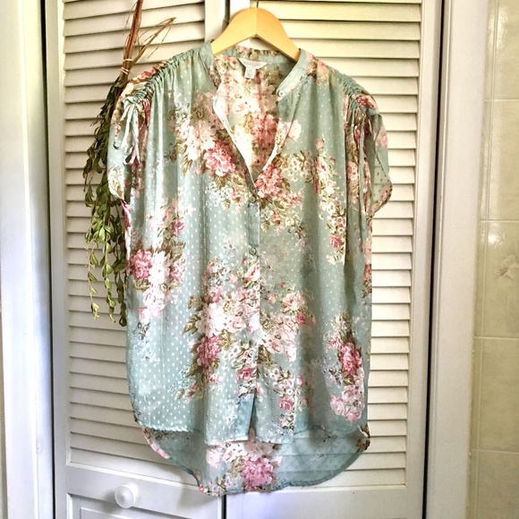 belle sky Tops - {Belle & Sky}Teal Floral Button Down HiLo Tank Top